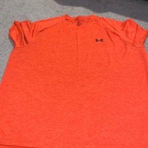 Men’s under Armour workout top
